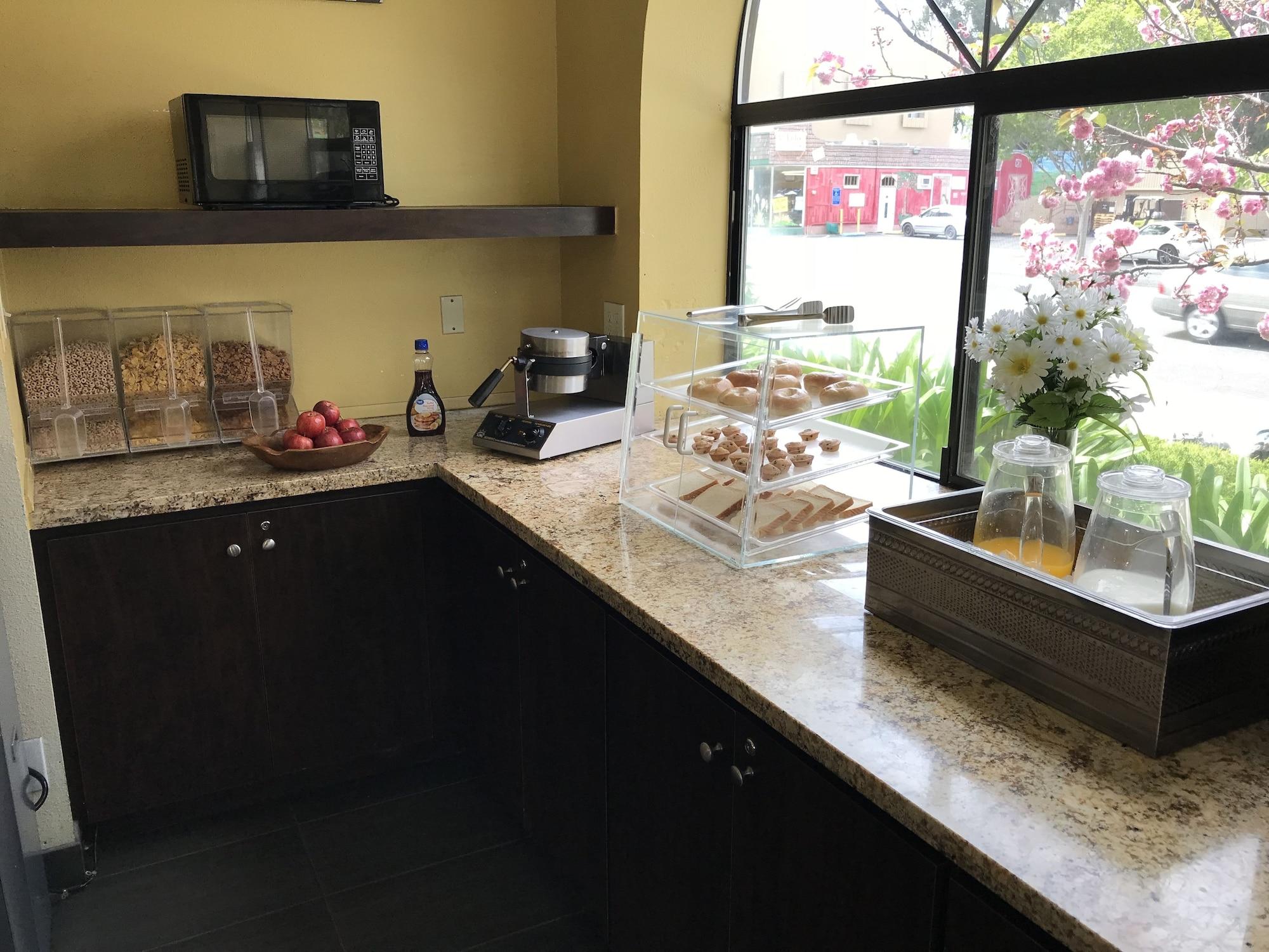 Inn Rodeway Near Great Mall 2*