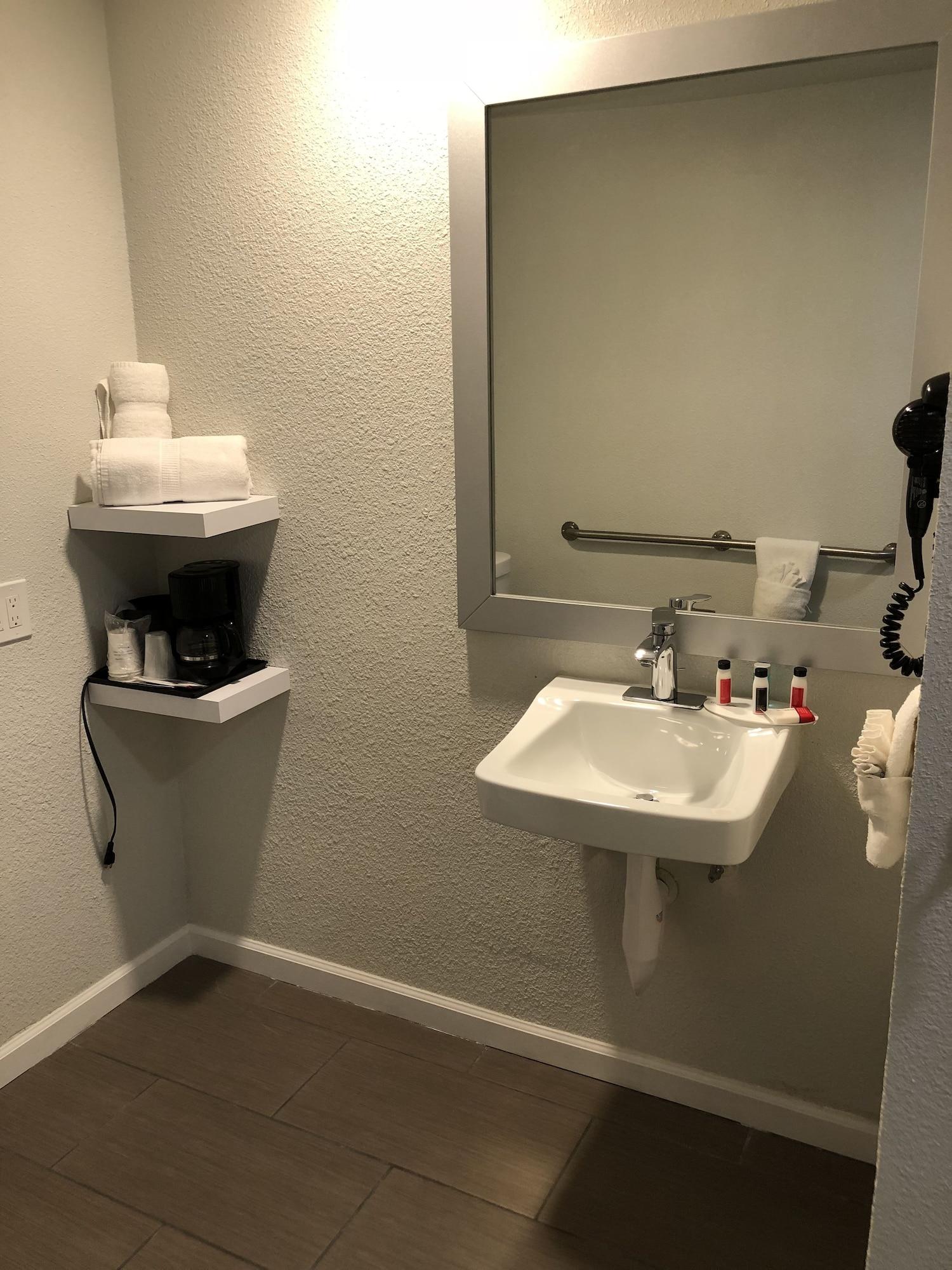 Inn Rodeway Near Great Mall 2*